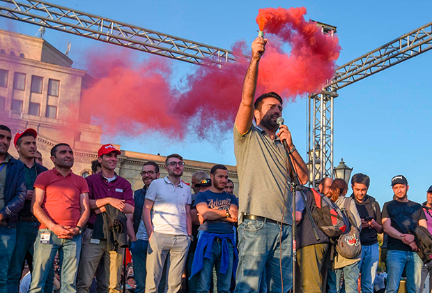 Сторонники Никола Пашиняна на митинге на площади Республики в Ереване