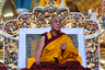 Далай-лама XIV, как и его предшественники, носит только простую монашескую одежду. А вот традиция восседать на богато украшенных тронах осталась и в изгнании.  