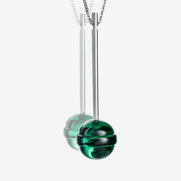 Серебряная палочка и шарик «леденца» из зеленого кварца выглядят максимально натуралистично: эту «конфету» сразу хочется попробовать. Подарок для девушки, в душе оставшейся маленькой девочкой.