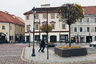 На пустой площади Старого города соединяются старинные улицы Вильнюса