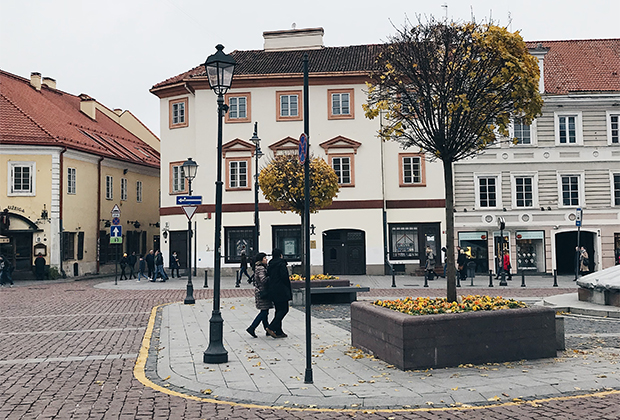 На пустой площади Старого города соединяются старинные улицы Вильнюса