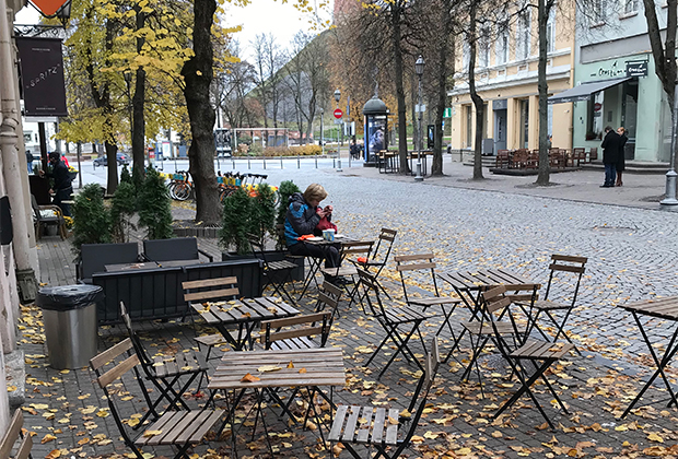 Вильнюс с опавшей на брусчатку осенней листвой добавляет городу свою романтику