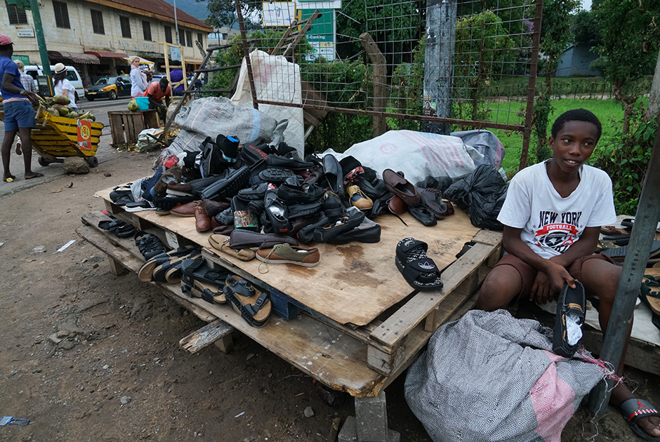 Чтобы купить обувь в Гане, достаточно пару часов поковыряться в огромной куче ботинок вроде этой. Туфли Prada, кроссовки Reebok, лодочки Louboutin и шлепанцы Adidas здесь валяются вперемешку, зато по доступной цене. К слову, подобные «обувные магазины» найти достаточно несложно — они есть практически на каждой обочине.