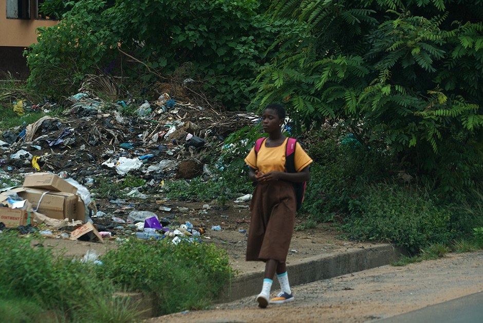 Неотъемлемая деталь любого пейзажа в Гане — это мусор. Здесь он повсюду, даже на белоснежном пляже в столице страны Аккре. Казалось бы, кому могло прийти в голову бросить на песок лезвие, разбитую бутылку или крышку от унитаза? Но побережье Атлантического океана утопает в горах мусора, поэтому купаются здесь только самые отчаянные.  