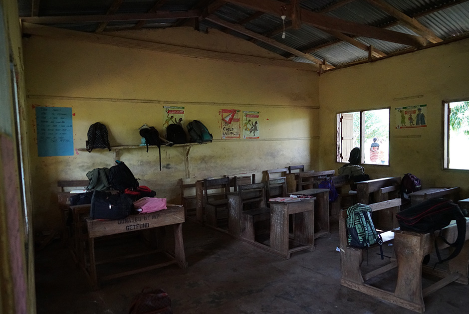 В большинстве ганских школ нет электричества и компьютеров. Тем не менее, уровень образования здесь достаточно высокий. Дети начинают посещать учебные заведения с ранних лет и уже к трем годам умеют читать и писать, а во взрослом возрасте в совершенстве говорят не только на родном диалекте, но и на английском языке.
