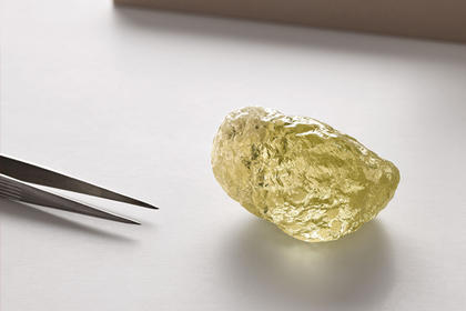 В Америке нашли рекордный алмаз с куриное яйцо