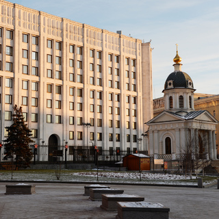 Здание Минобороны и храм Бориса и Глеба на Арбатской площади в Москве