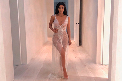 Ким Кардашьян надела прозрачное платье российского дизайнера