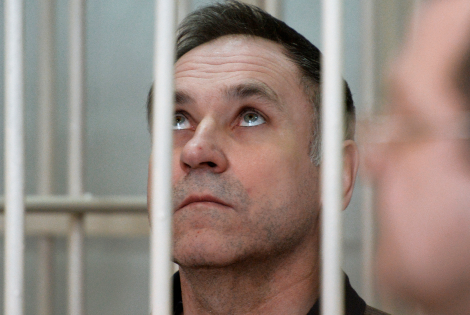 6 марта Новосибирский областной суд приговорил к пожизненному сроку 52-летнего бывшего милиционера Евгения Чуплинского, признанного виновным в убийстве 19 женщин. Маньяк, известный по кличке Чупа-Чупс, был осужден лишь за 6 убийств, а по 13 эпизодам был оправдан в связи с истечением срока давности.
 
В свою очередь, он признавался в 29 убийствах, причем 12 его предполагаемых жертв числились пропавшими без вести. Но из-за срока давности найти данные удалось не обо всех преступлениях. Как установил суд, жертвами Чуплинского в основном становились женщины в возрасте от 18 лет до 31 года, некоторые из них занимались проституцией. 
 
Маньяк встречал своих жертв на улице в темное время суток, предлагал подвезти на своей машине, отвозил в безлюдные места и убивал. Чтобы замести следы, он расчленял тела, а останки оставлял в разных местах. На допросах Чуплинский называл  свои преступления местью проституткам за их образ жизни и поведение.