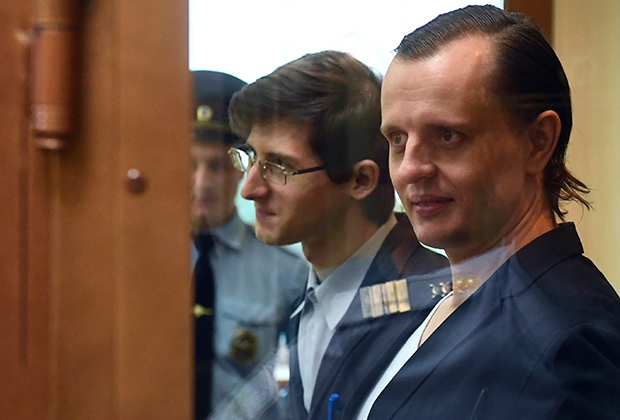 Члены хакерской группы «Шалтай-Болтай» Константин Тепляков (справа) и Александр Филинов, обвиняемые во взломе почты высокопоставленных чиновников, во время оглашения приговора в Московском городском суде