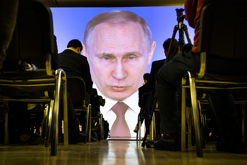 Журналисты наблюдают за ежегодным посланием президента России Владимира Путина Федеральному собранию. Мероприятие прошло в московском Центральном Манеже.