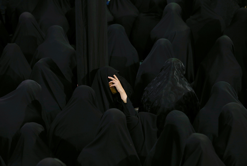 Фотограф запечатлел скорбящих мусульманок в день Ашура (20 сентября) в мечети Садата Ахави в иранском Тегеране.