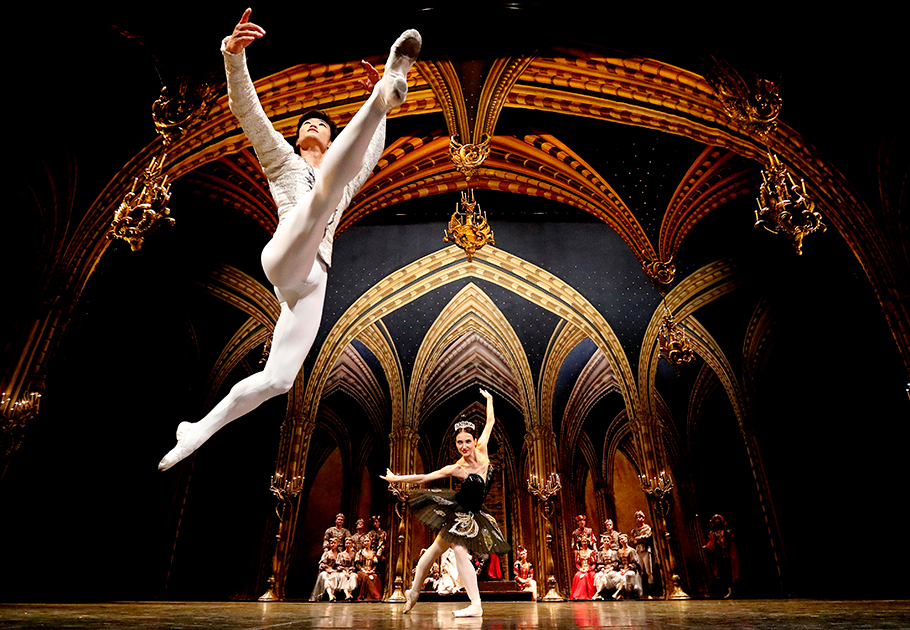 Кимин Ким и Юлия Степанова танцуют «Лебединое озеро» во время гастролей Санкт-Петербургского театра балета в Лондоне, в театре «Колизей».