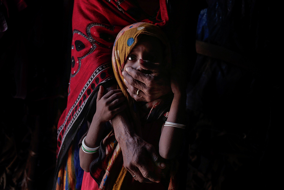 Хагар Яхья держит пятилетнюю дочь Аусаф, которая страдает от истощения и питается в основном хлебом и чаем. Яхья, ее муж и восемь детей бежали из родного города на западном побережье Красного моря от войны. Они пытаются как-то прокормиться, но еды постоянно не хватает. Фото сделано 9 февраля в мухафазе Абья, Йемен.