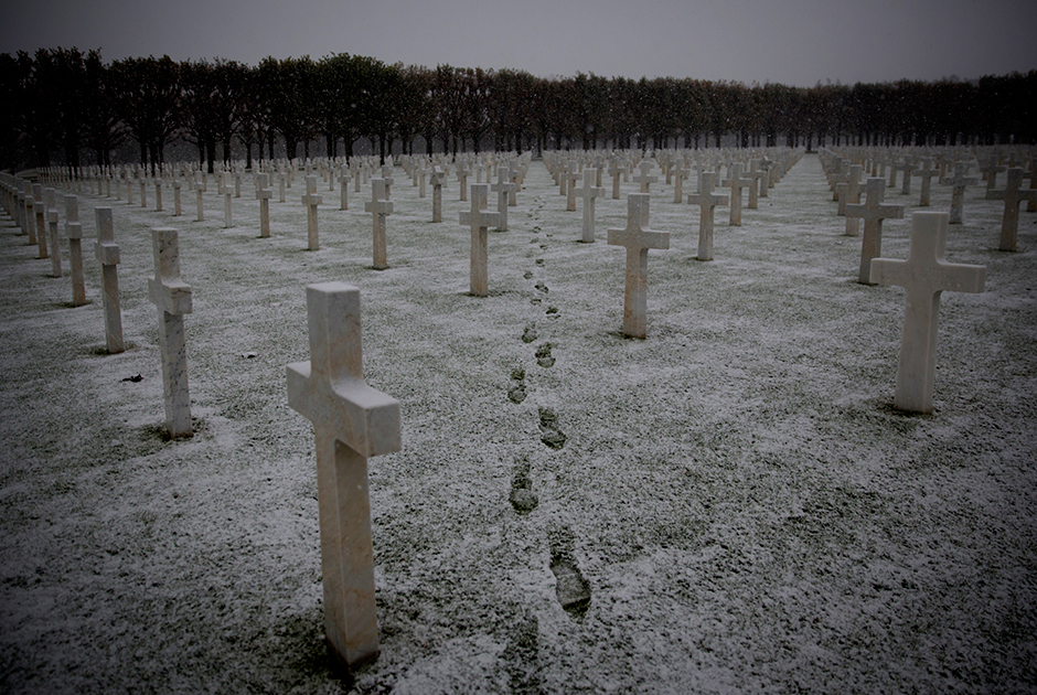 Запорошенное снегом американское военное кладбище во Франции, где покоятся жертвы Мёз-Аргоннского наступления (осень 1918 года).