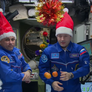 Космонавты украшают МКС перед наступлением 2018 года