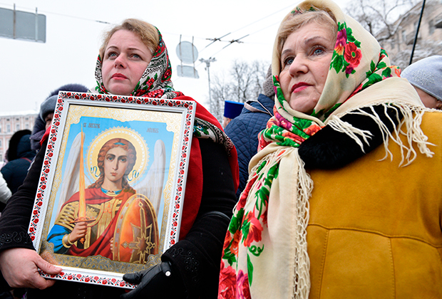 Верующие на объединительном соборе на Софийской площади в Киеве