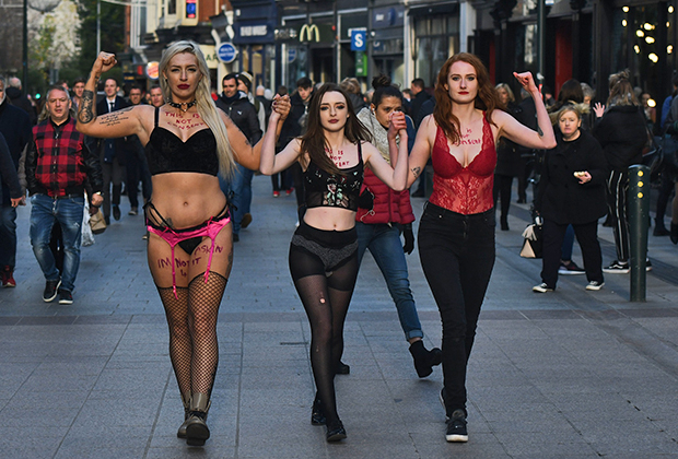 Женщины в белье на улицах Дублина отстаивают право носить откровенную одежду без угрозы харассмента