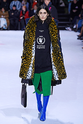 Модель Balenciaga в леопардовой куртке на Парижской неделе моды