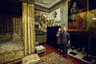 Роскошные интерьеры дворца способны удивить даже привыкшего к роскоши завсегдатая Букингемского дворца. Принц Чарльз во время визита в Ноул-хаус. 
