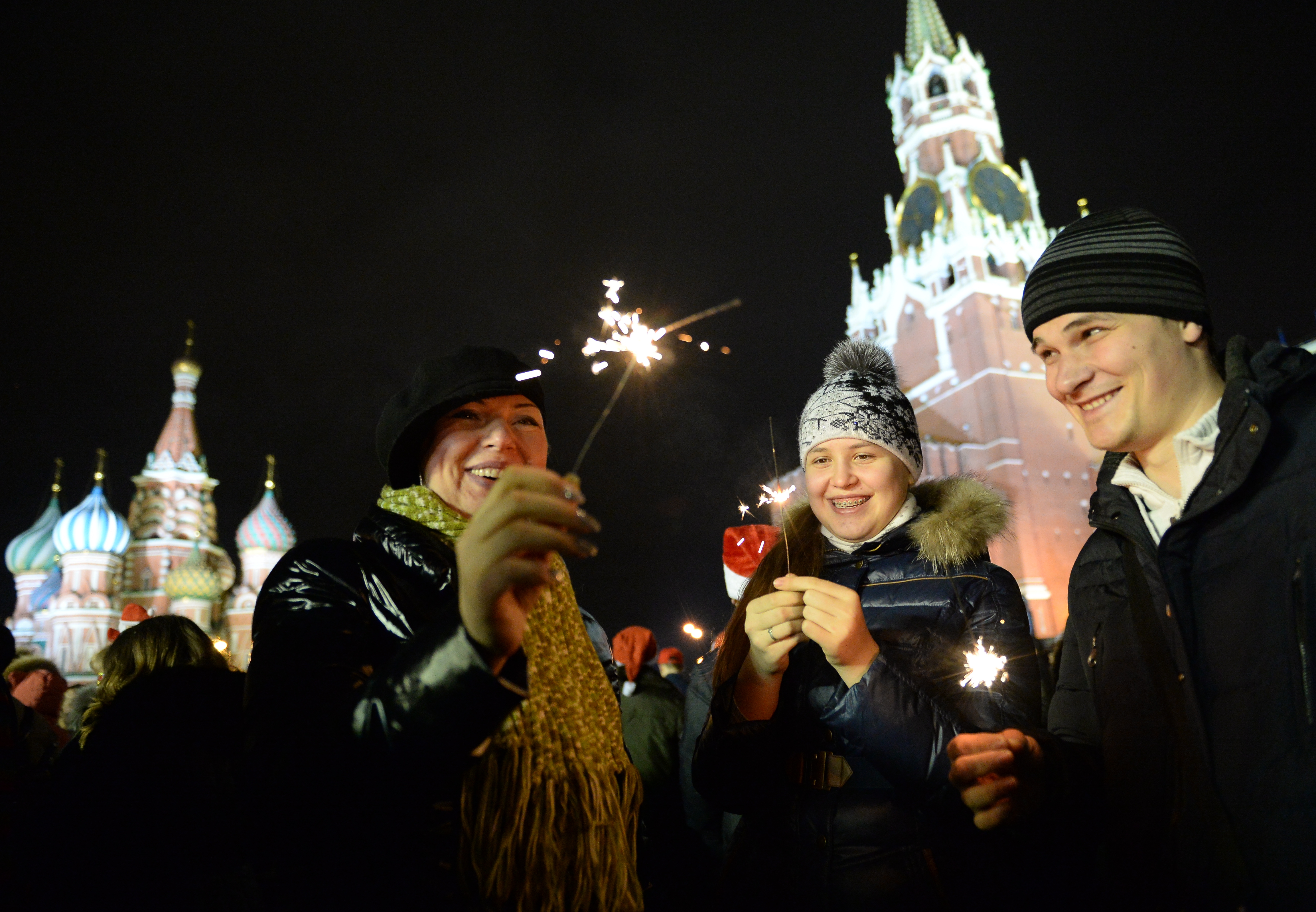 Кто раньше встречает новый год. Россияне новый год. Люди на красной площади в новый год. Празднование нового года в Росси. Встреча нового года на красной площади.
