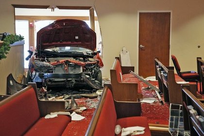 Машина протаранила церковь в США и задавила шесть человек