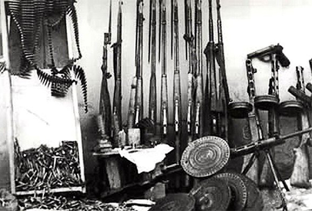 Оружие и боеприпасы, изъятые при обыске в УВС.