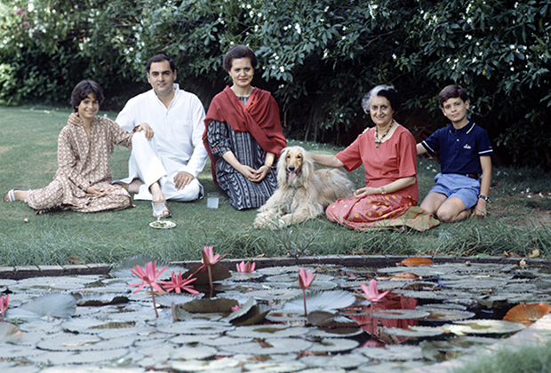 Индира Ганди с сыном Радживом, невесткой Софией и внуками Приянкой и Рабулом, 1983 год