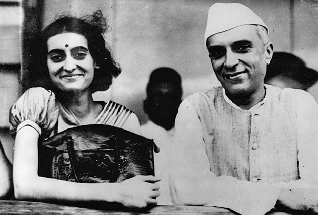 Индира Неру с отцом в 1937 году