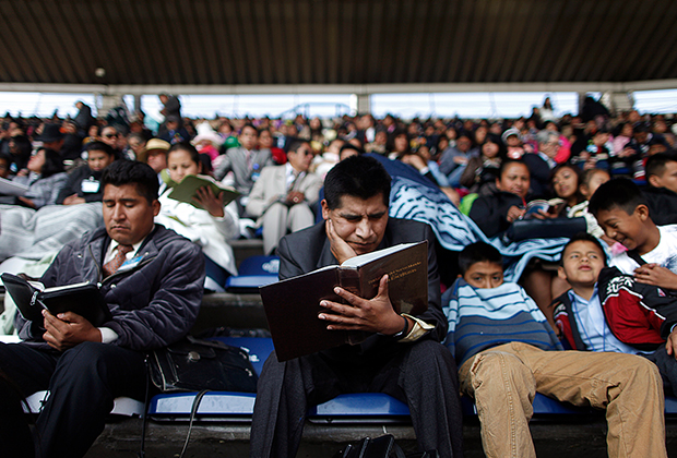 Свидетели Иеговы читают Библию во время собрания на стадионе Ацтека в Мехико