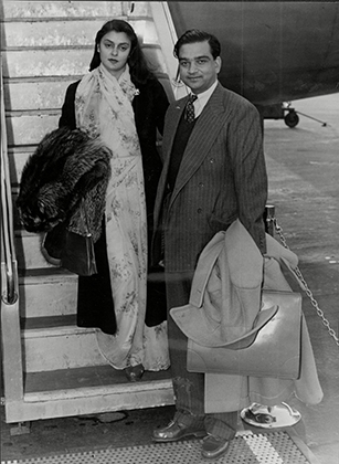 Махарани Гаятри Деви с супругом в Лондоне, 1954 год