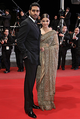Айшвария Рай-Баччан с супругом Абхишеком Баччаном на красной дорожке Каннского кинофестиваля, 2010 год