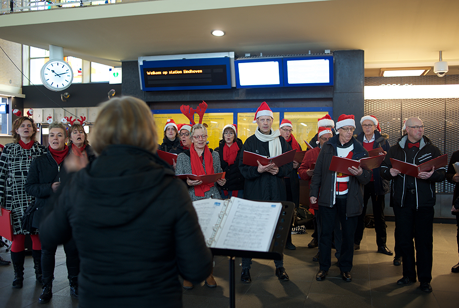 В канун рождества можно увидеть и послушать хоры и оркестры в самых разных местах города. Например, на городском вокзале.
