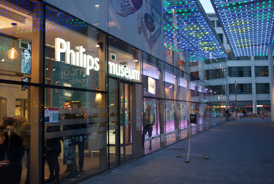Недалеко от центра находится музей Philips. Будьте уверены, практически в каждой аббревиатуре «P» подразумевается Philips.