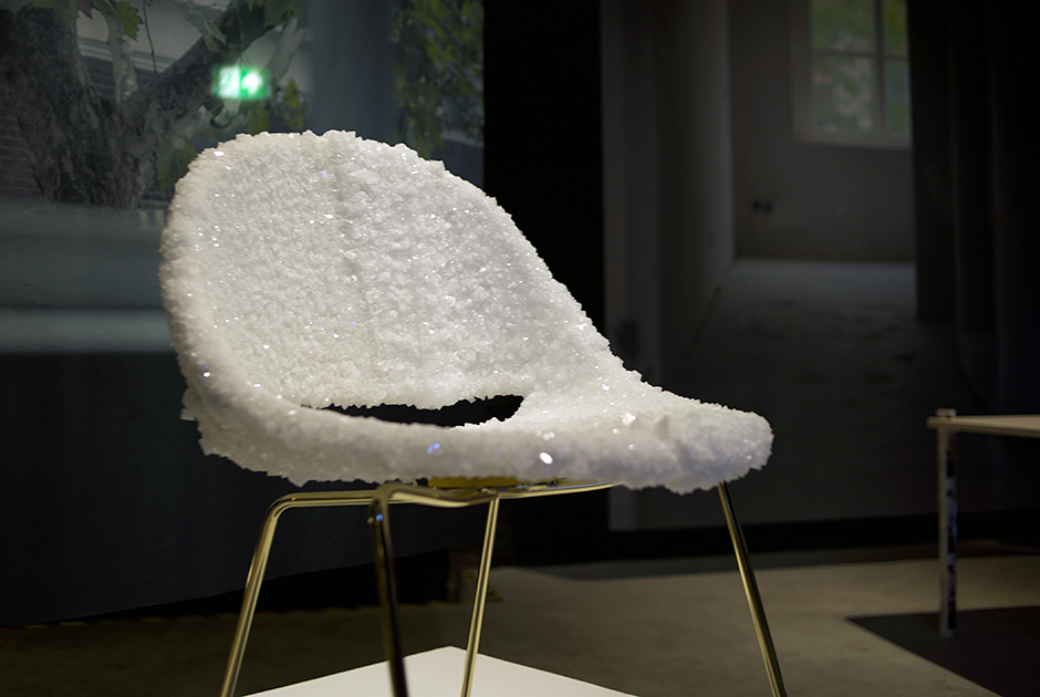 В галерее можно увидеть последние достижения дизайна и технологий. Например, мягкий стул, напечатанный на 3D-принтере или стул, сделанный из кристаллов.