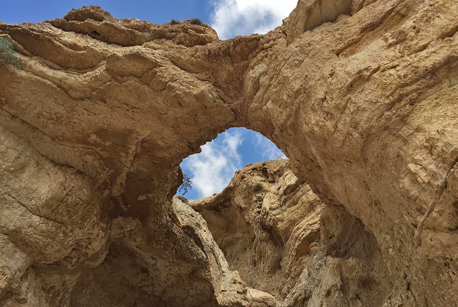 На пути к монастырю по склонам ручья Кедрон можно увидеть причудливые природные скальные арки. Арки образуются благодаря выветриванию — естественному процессу воздействия ветра и других природных процессов на мягкие осадочные породы Иудейских гор (известняк и песчаник).
