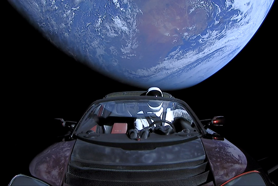 Спортивный электромобиль Tesla Roadster с манекеном Starman был запущен в космос на ракете-носителе Falcon Heavy в феврале.
