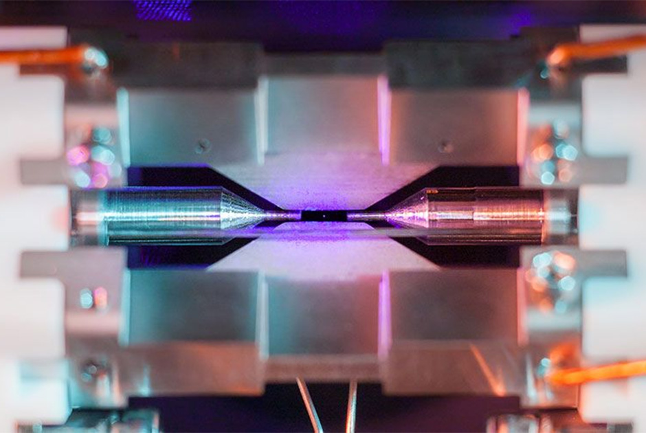 В центре этого изображения находится одиночный атом, удерживаемый электрическими полями. Снимок был сделан Дэвидом Нэдлингером из Оксфордского университета (Великобритания).
