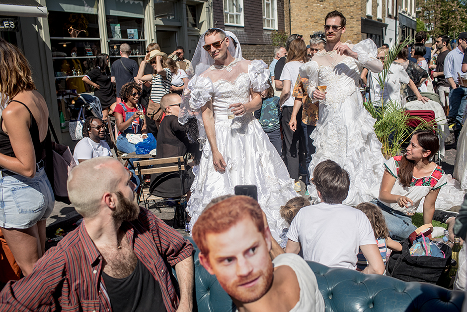 Жители Лондона нарядились в свадебные платья ради уличной вечеринки в честь бракосочетания принца Гарри и актрисы Меган Маркл 19 мая 2018 года.