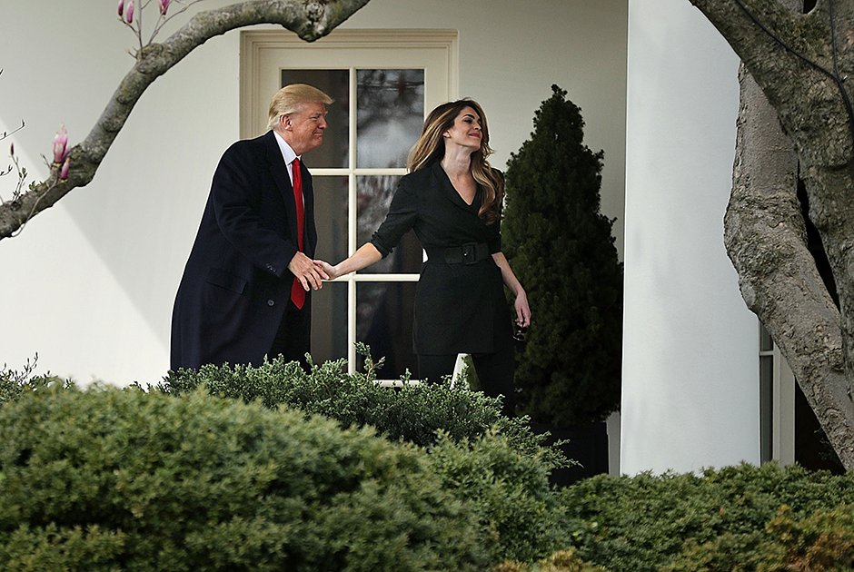 Президент США Дональд Трамп жмет руку директору по коммуникациям Белого дома Хоуп Хикс в ее последний рабочий день. Она покинула аппарат президента 29 марта 2018 года.