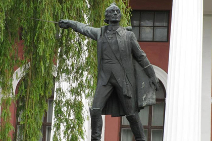 На Украине разрешили демонтировать памятник Суворову