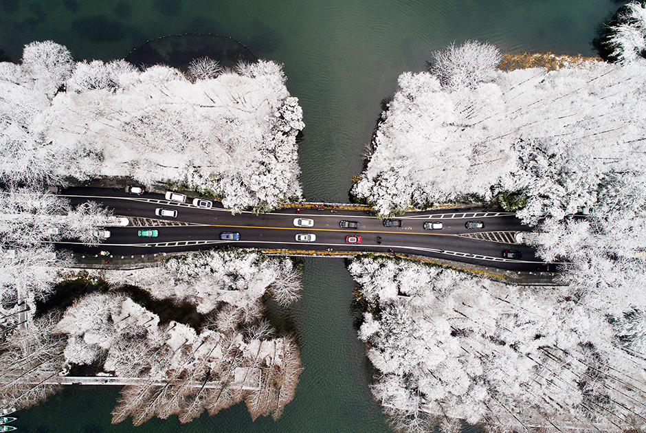 Китайский город Ханчжоу с высоты птичьего полета после снегопада 26 января 2018 года.