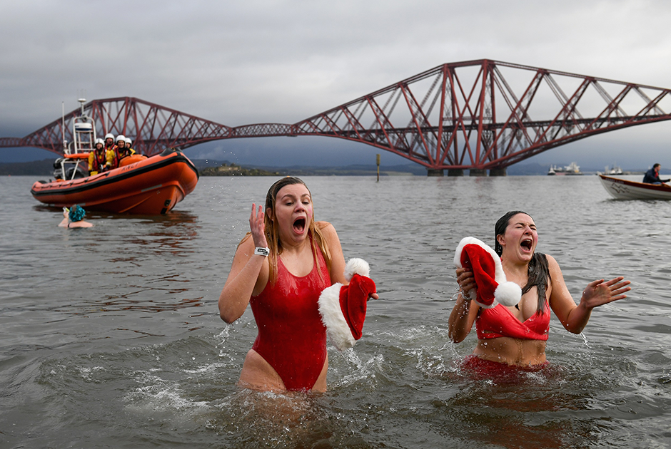 Новогодний заплыв в Южном Куинсферри в Шотландии ежегодно собирает более тысячи купальщиков. Эта новая традиция стала продолжением национального праздника Хогманай, когда шотландцы провожают последний день года факельными шествиями и песней «Auld Lang Syne».