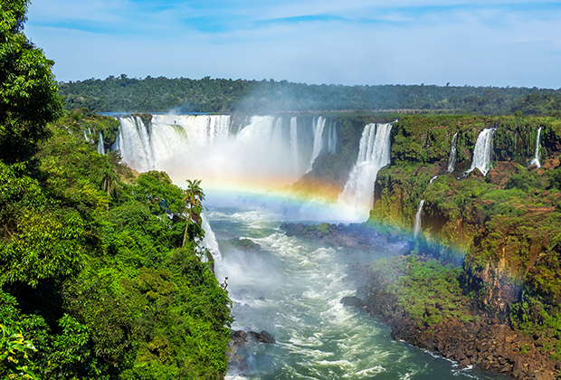 Водопады Игуасу на границе Бразилии, Аргентины и Парагвая. Первые две страны долгие годы были лидерами по числу туристов в Латинской Америке, но Уругвай и Парагвай в последние годы заметно подтянулись. 