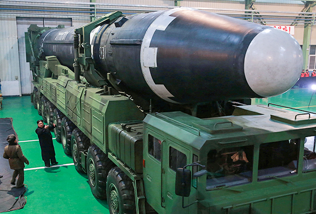 Ким Чен Ын возле межконтинентальной баллистической ракеты Hwasong-15 («Хвасон-15»)