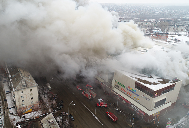 Пожар в здании торгового центра «Зимняя вишня» в Кемерово