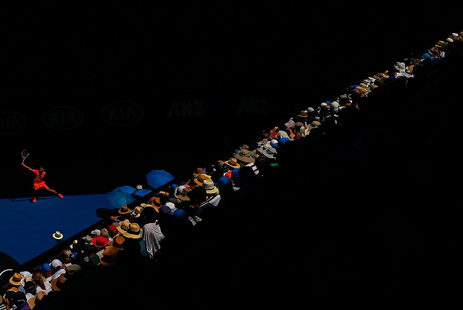Болгарин Григор Димитров исполняет бэкхенд в четвертьфинальном матче Открытого чемпионата Австралии с Кайлом Эдмундом. Димитров уступит сопернику в четырех сетах и завершит выступление на турнире. Эдмунд же в полуфинале проиграет хорвату Марину Чиличу.
