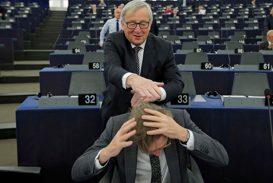 Председатель Европейской комиссии Жан-Клод Юнкер забавляется с Гаем Верхофштадтом — главным переговорщиком ЕС по Брексит. Снимок сделан непосредственно перед дебатами о будущем Европы в Европарламенте.


Фотограф Винсент Кесслер, уставший от однообразных кадров во время дебатов, признается, что специально приходит в зал заседаний пораньше, чтобы застать Жан-Клода Юнкера, который иногда позволяет себе неформальные жесты. Юнкер приходит одним из первых и любит пошутить с депутатами. Этот снимок сделан за полчаса до заседания. 


«Юнкер — персонаж, всегда нарушающий правила и готовый смеяться, особенно над собой. Пока Верхофштадт читал какие-то бумаги, Юнкер незаметно подкрался к нему сзади и взъерошил волосы, предоставив нам возможность сделать красивую и забавную картину. Не то, что ты обычно ожидаешь от одного из сотен дебатов, которые я освещал в парламенте», — радуется фотограф. 


Кстати, в 2014 году Верхофштадт голосовал против назначения Юнкера на пост главы Еврокомиссии. 

