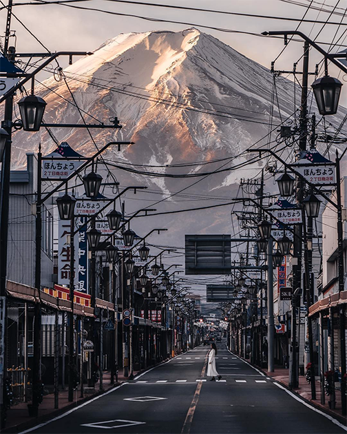 На протяжении многих лет житель Токио Риосуке Косуге пытался заснять гору Фудзи так, чтобы фотография ему понравилась. Недавно его мечта исполнилась. Свой стиль съемки фотограф называет «плотным» — он пытается захватить как можно больше фактурных деталей.