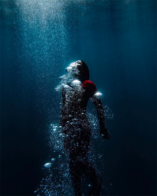 Австралийский фотограф Хайнке Криэль на своих снимках раскрывает зрителю свет с неожиданной стороны. Он попытался передать свой взгляд на мир из-под толщи воды и перенести всех вместе с собой на глубину.